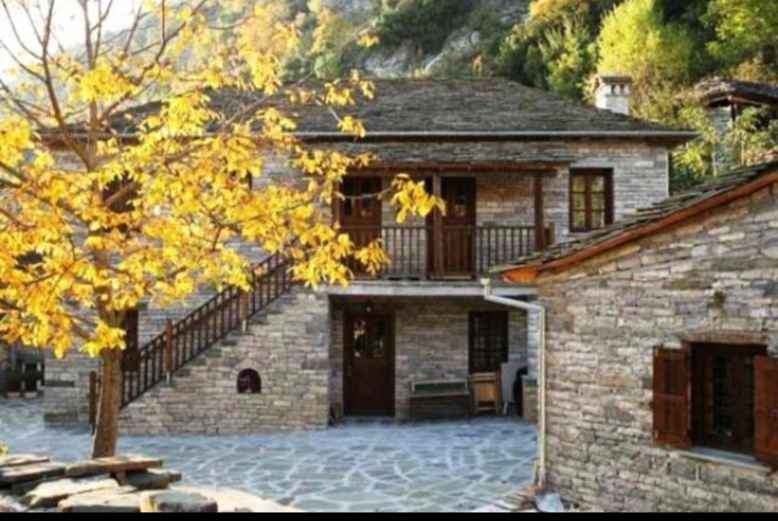 Η πέτρινη αυλή του ξενώνα Τερψιχόρη